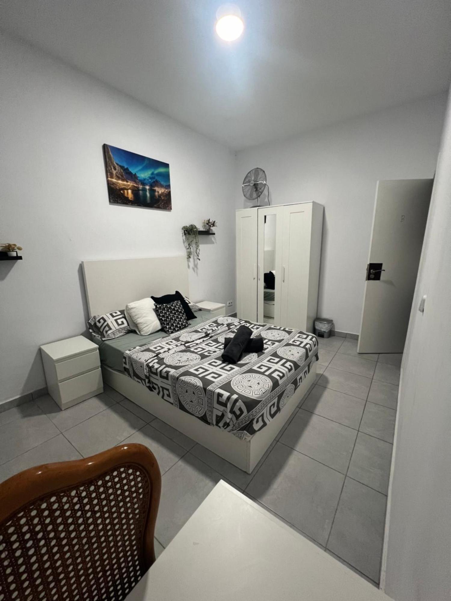 ברצלונה Rooms In Spacious Apartment In City Center מראה חיצוני תמונה